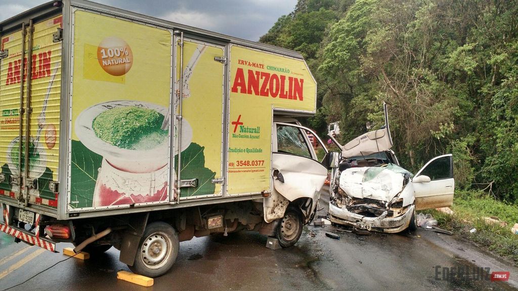Acidente entre carro e caminhão deixa ferido grave na BR-282 em Herval d’Oeste