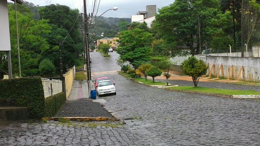 Água da chuva acumulada em campo de futebol causa alagamentos em Luzerna