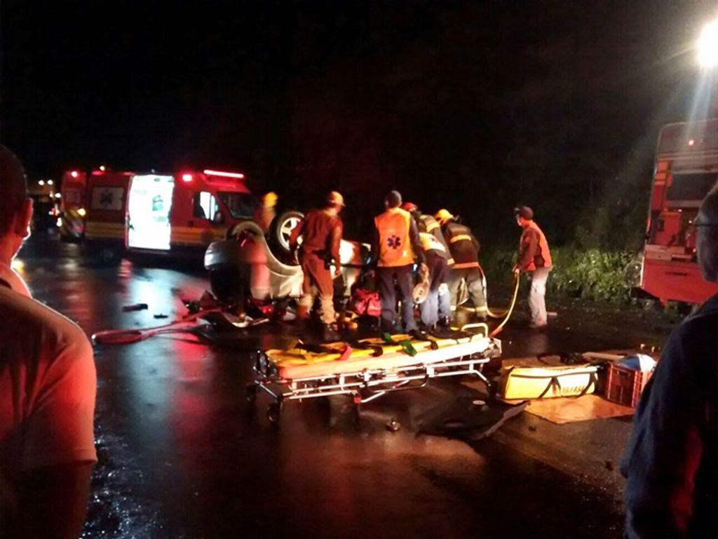 Acidente na BR-282 deixa motorista preso as ferragens de veículo