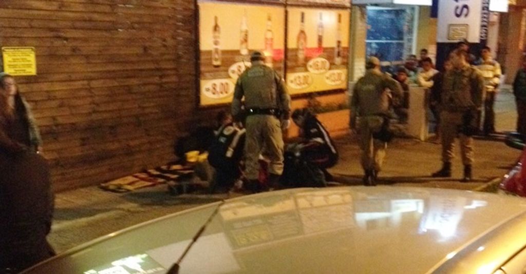 Jovem que estava na calçada é baleada por policial