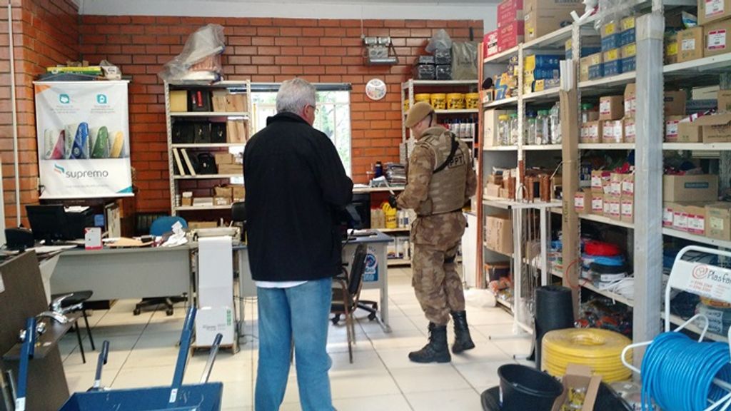 Funcionários de loja no Centro são rendidos por bandido armado