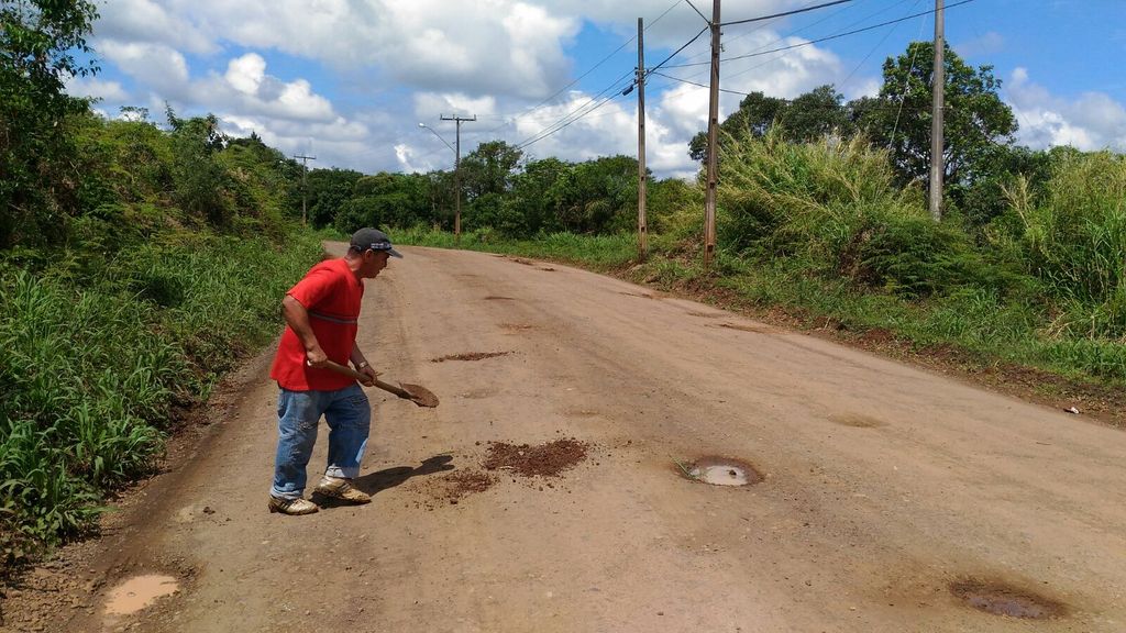 Cansado de levar o carro na oficina morador resolve tapar buracos da rua