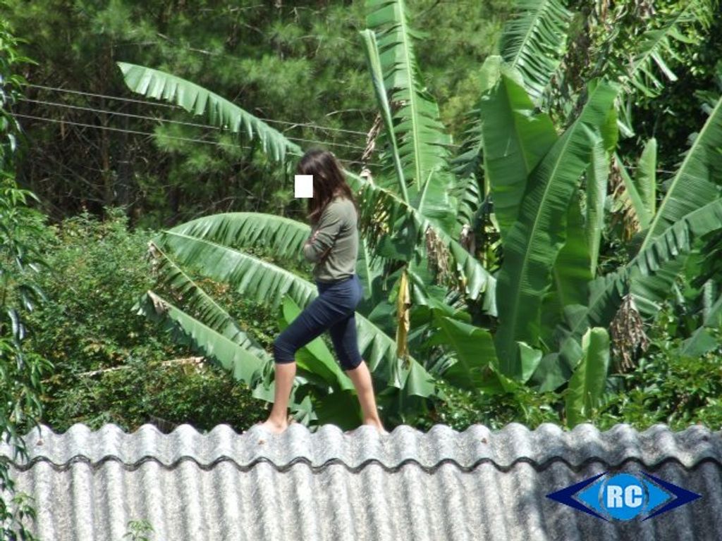 Por rebeldia, garota de 12 anos ameaça se jogar do telhado de casa