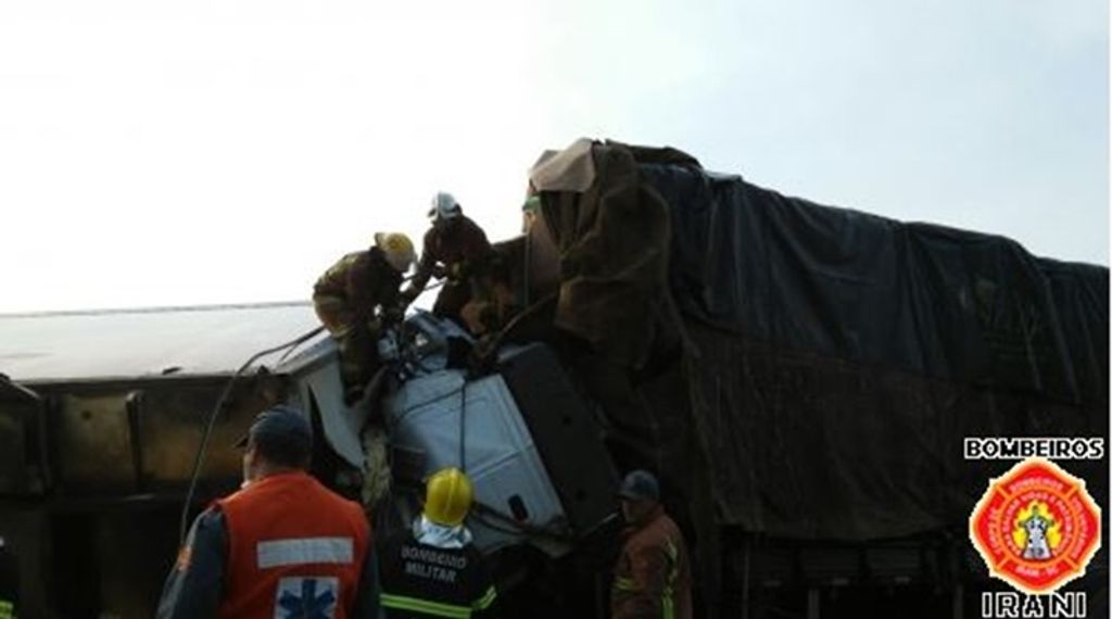 Acidente entre caminhões na BR-153 deixa vítimas fatais