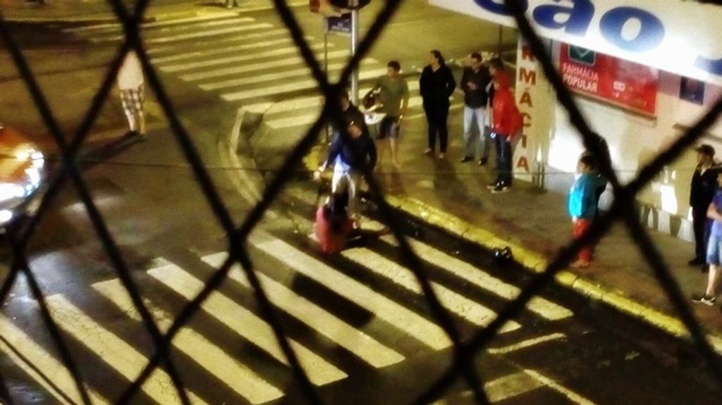 Menor de idade se envolve em acidente e abandona carona de motocicleta que caiu do veículo