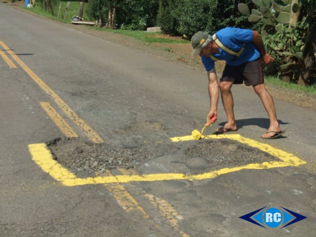 Revoltado com situação precária da SC-150, morador sinaliza buracos na rodovia