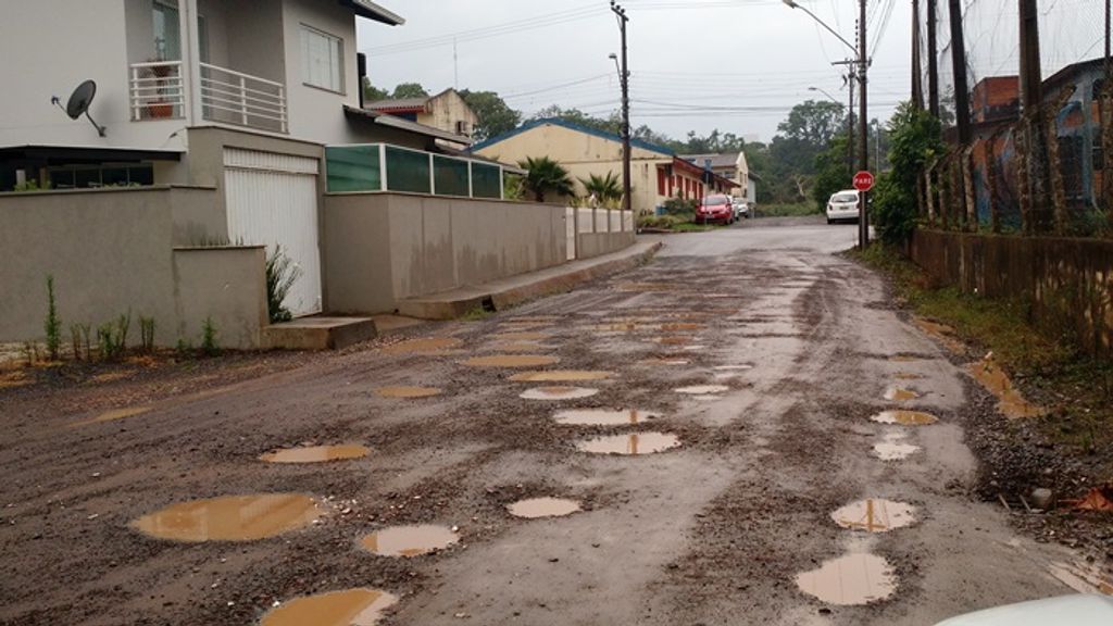 O mesmo problema de sempre! Rua em bairro de Joaçaba é só buraco