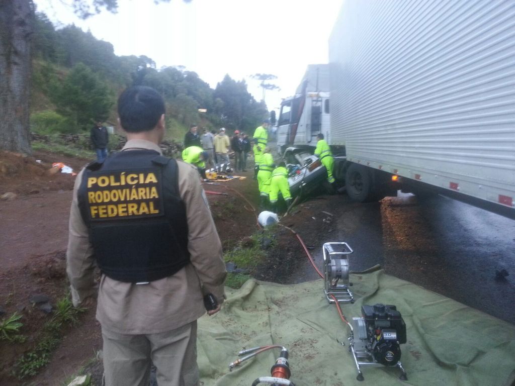 Acidente entre Gol e carreta mata duas pessoas na BR-116