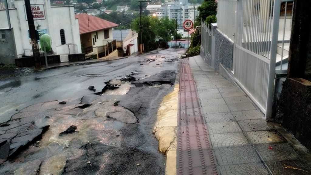 Tubulação rompe e racha trecho de rua em Herval