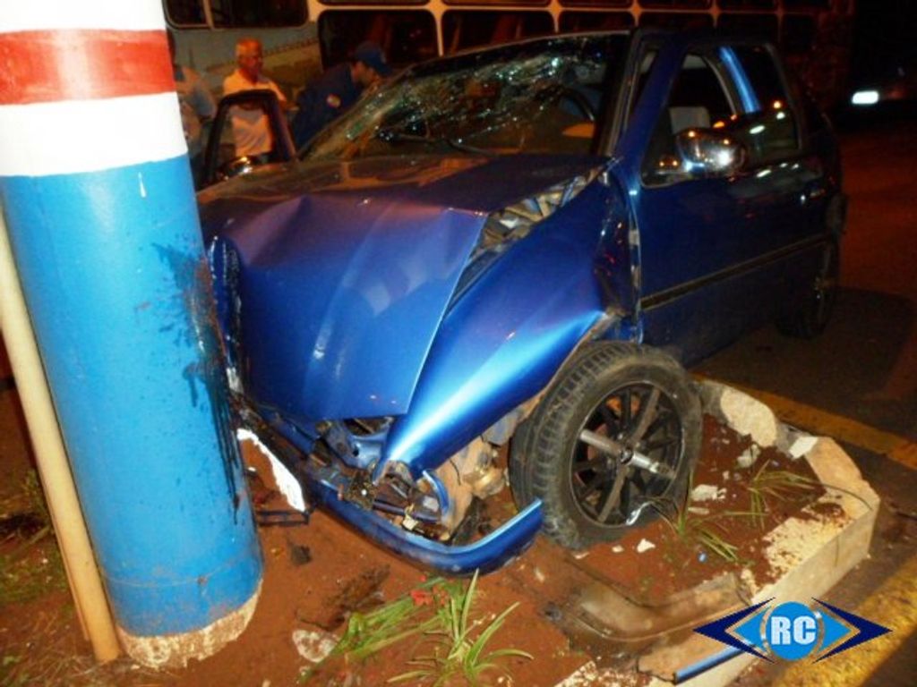 Motorista embriagado fica ferido após colidir contra poste em Piratuba