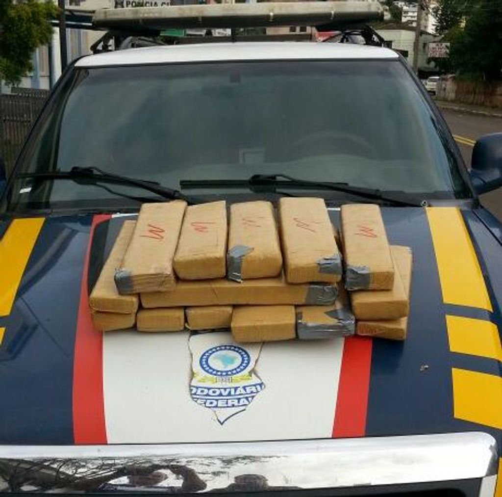 PRF apreende cerca de 15 kg de maconha com passageiro de ônibus na BR-153