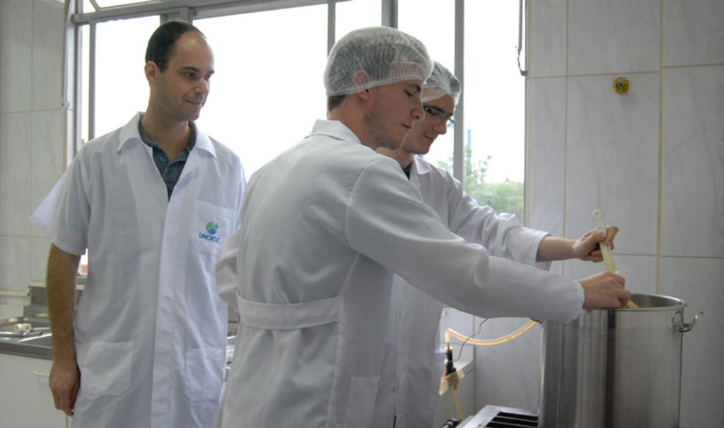 Curso de Engenharia Química da Unoesc realiza oficinas de produção de cerveja, sabonete líquido e conservas