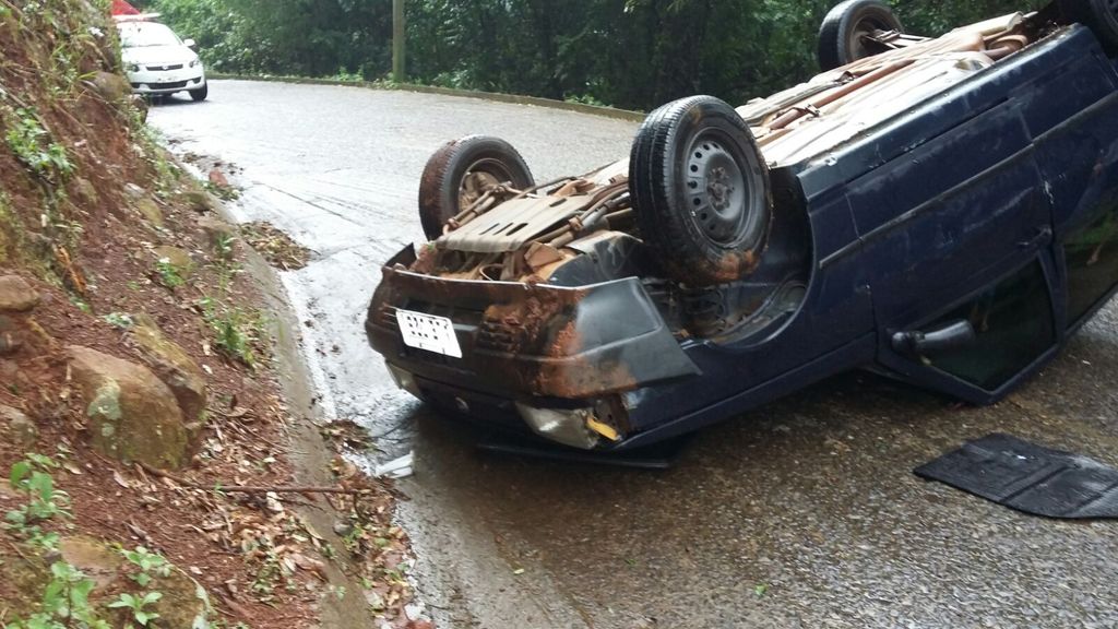 Motorista fica ferida após capotar veículo em Herval d’Oeste