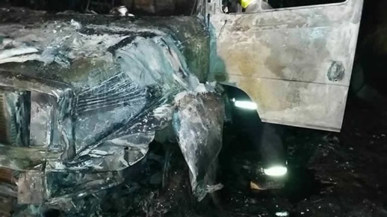Motociclista morre em choque violento com carreta que chegou a pegar fogo