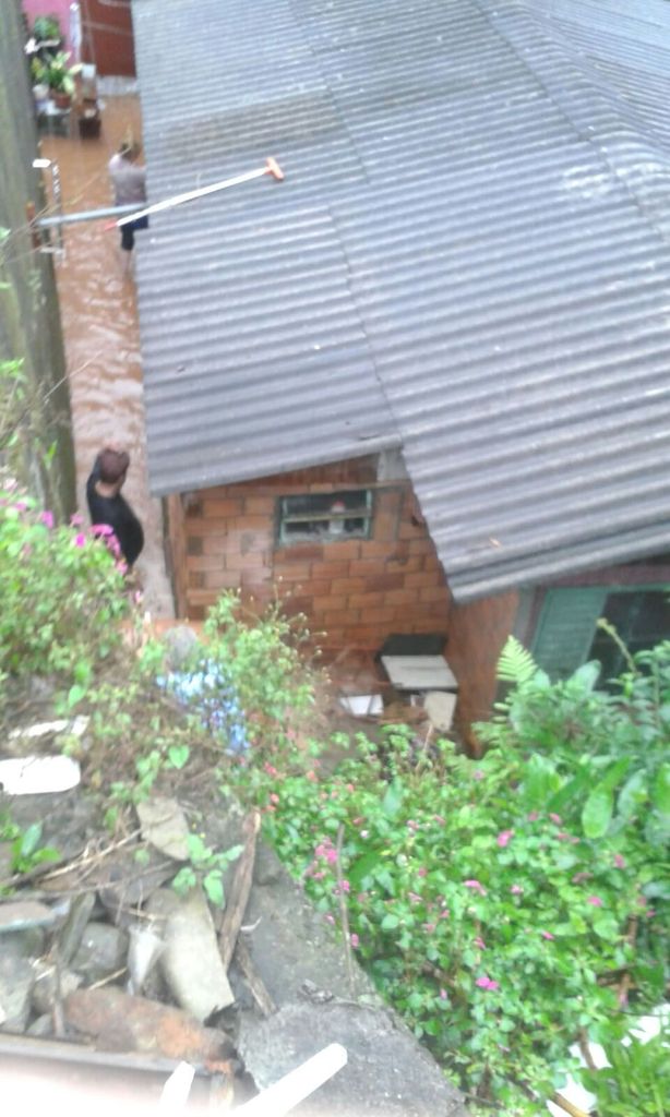 Famílias voltam a sofrer com alagamento no bairro Santa Tereza