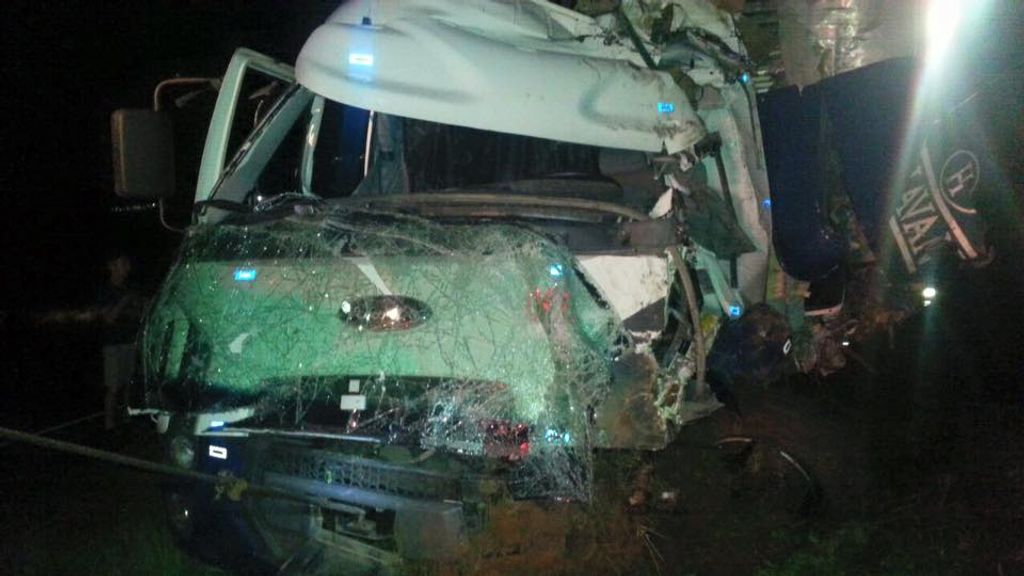 Choque entre caminhões na BR-282 deixa motorista gravemente ferido