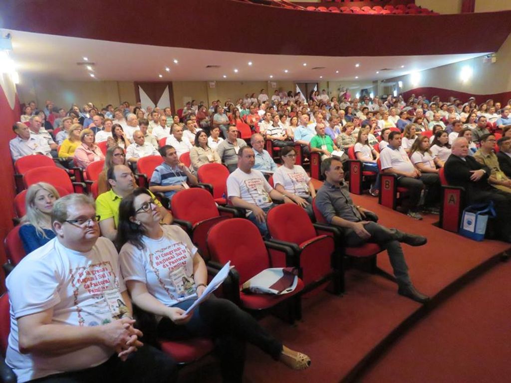 Abertura do Congresso Regional da Pastoral Familiar reúne centenas de pessoas em Joaçaba