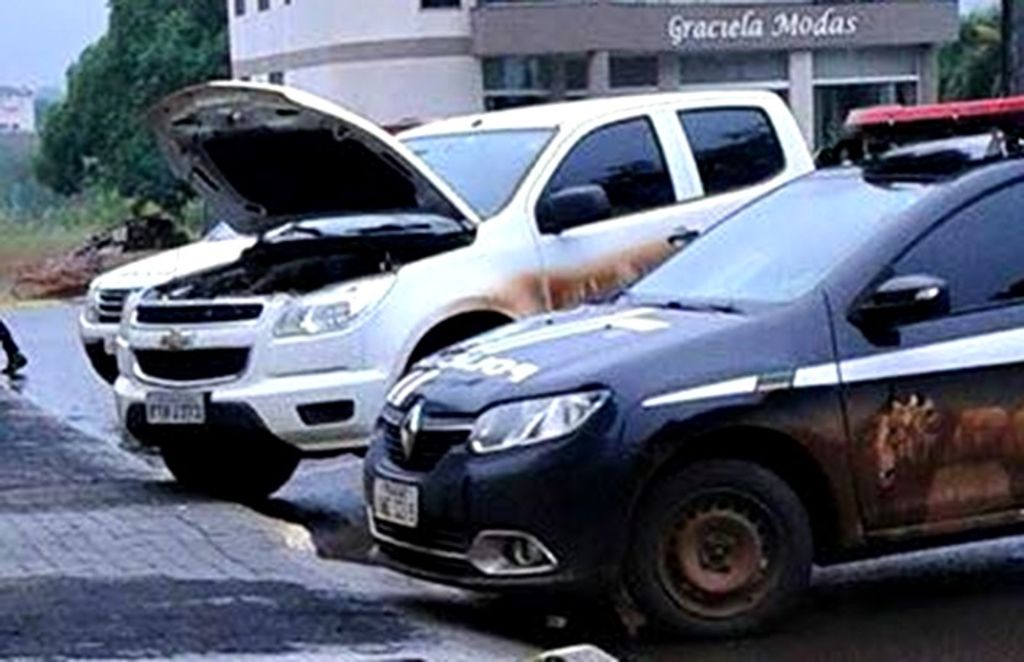Casal suspeito de dar apoio a bandidos que assaltaram bancos é detido com veículo emplacado na região