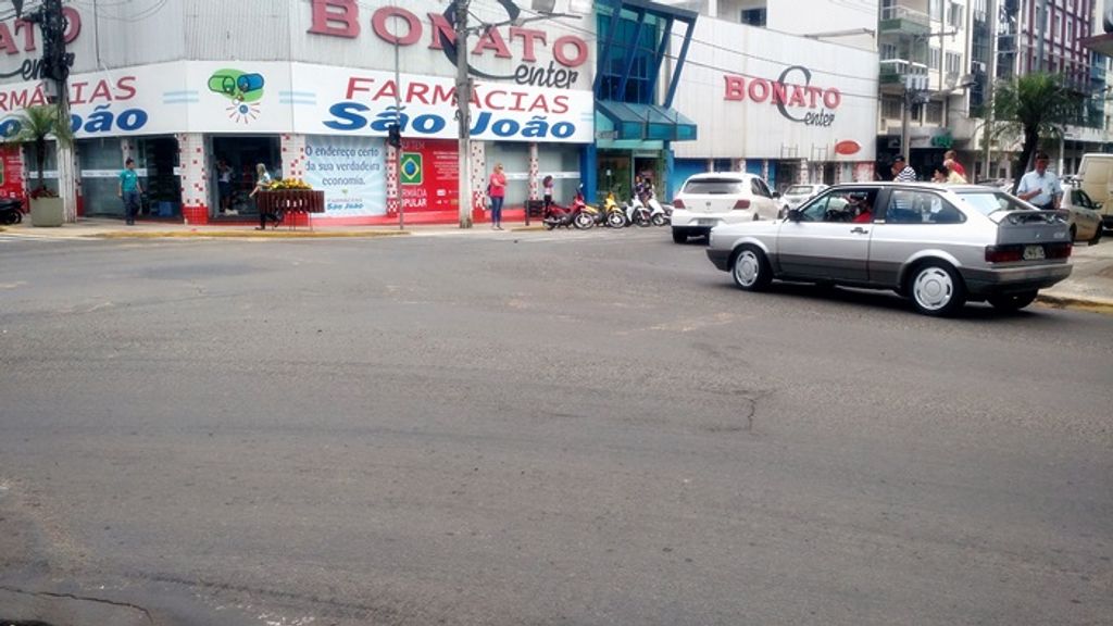 Ambulância bate contra moto no Centro, deixa duas vítimas e motorista não para no local
