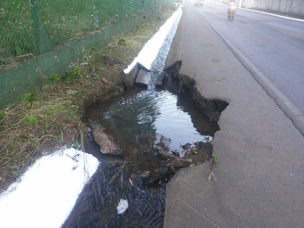 Crateras no asfalto da avenida Santa Terezinha preocupa moradores e comerciantes