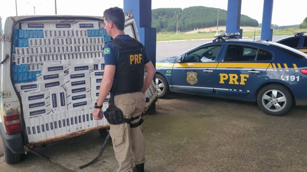 PRF apreende veículo carregado com 25 mil maços de cigarros contrabandeados na BR-153