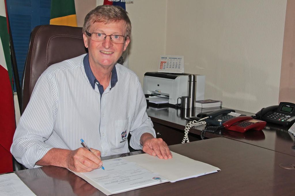 Mauri Lenhardt assume a Prefeitura de Piratuba