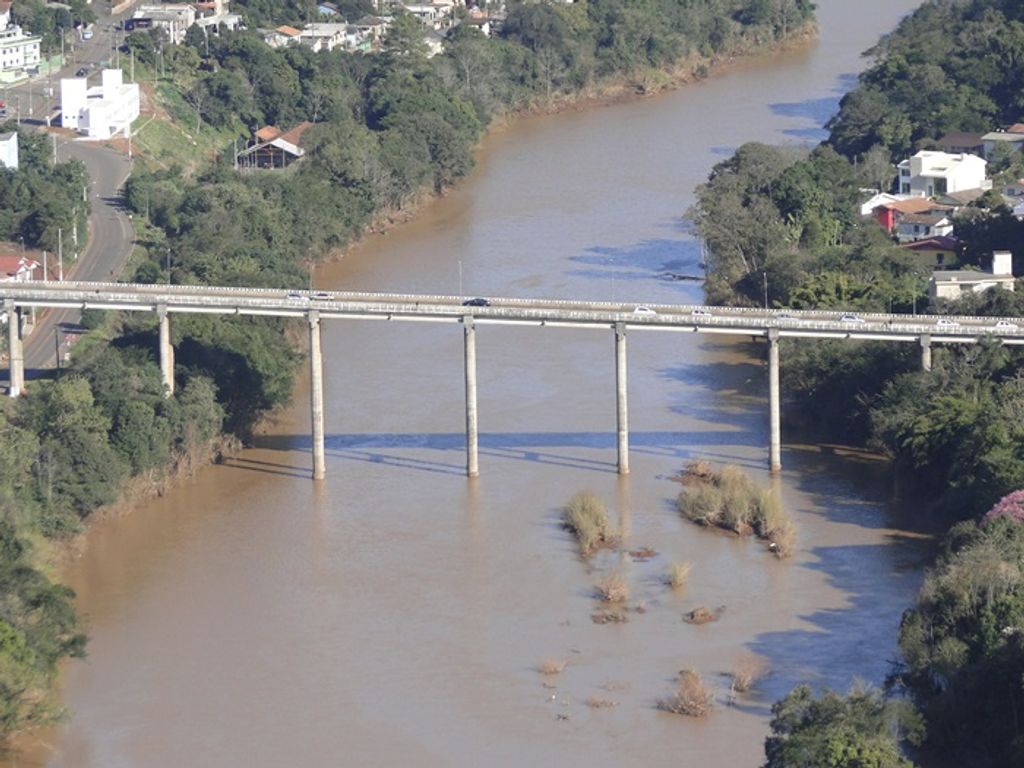 Homem armado com facão comete assalto na ponte Emílio Baungart