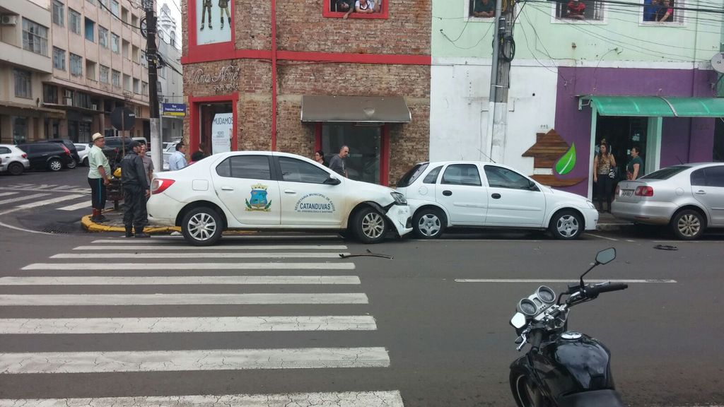 Mais um acidente é registrado no cruzamento das ruas Francisco Lindner e Felipe Schmidt