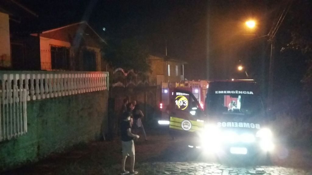 Crianças colocam fogo em colchão e provocam princípio de incêndio em residência