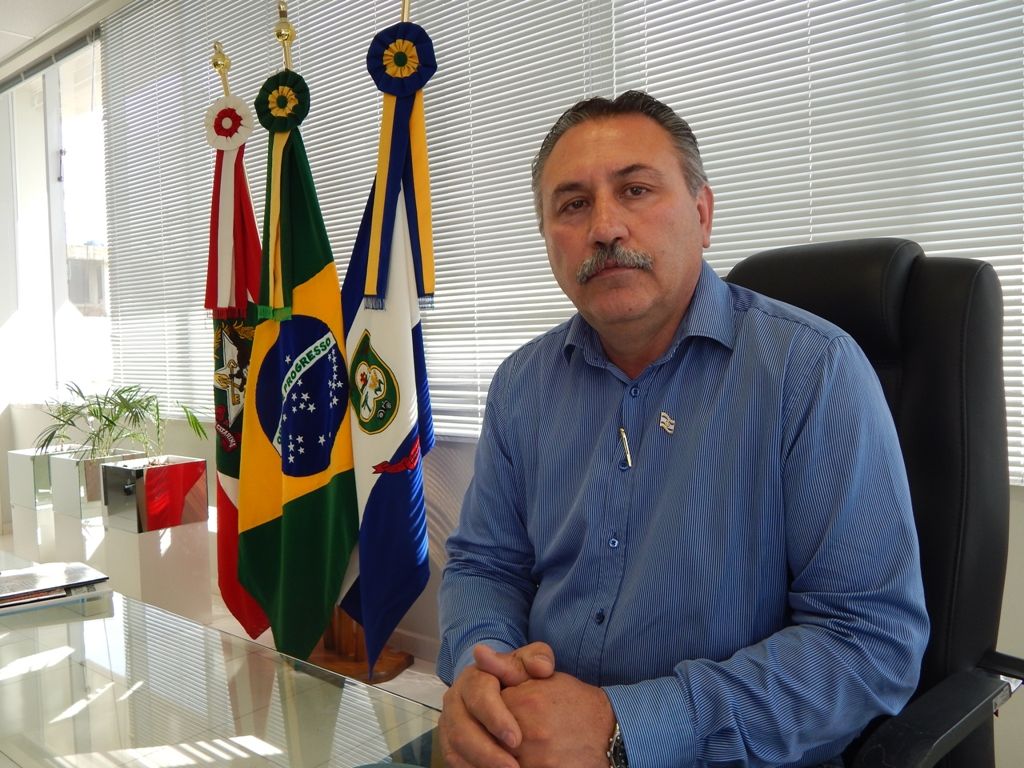 Prefeito anuncia cortes de gastos e mais de 400 demissões em Campos Novos