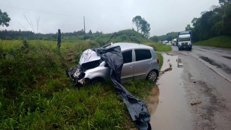 Caminhão capota após acidente com carro na BR-282 e motorista sai ileso