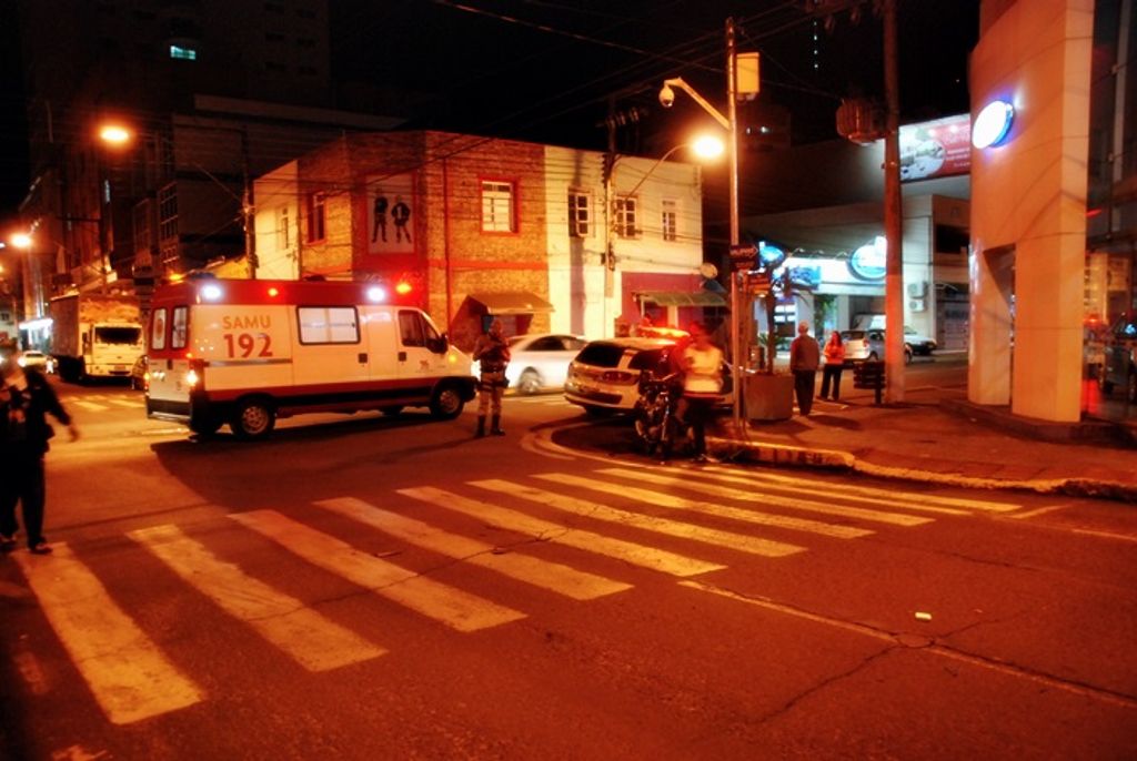 Motocicleta bate contra caminhão no Centro e piloto fica ferido