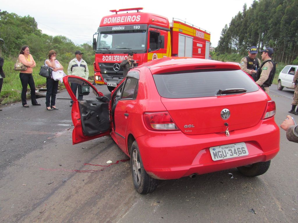 Duas pessoas morrem em acidente entre ônibus e carro na BR-470