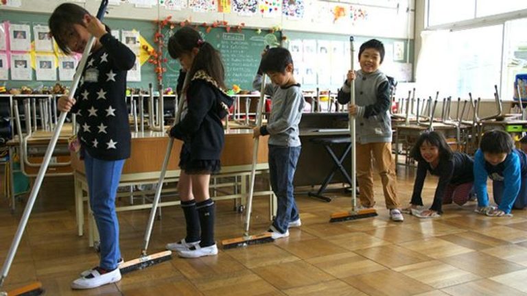 No Japão, alunos limpam até banheiro da escola para aprender a valorizar patrimônio