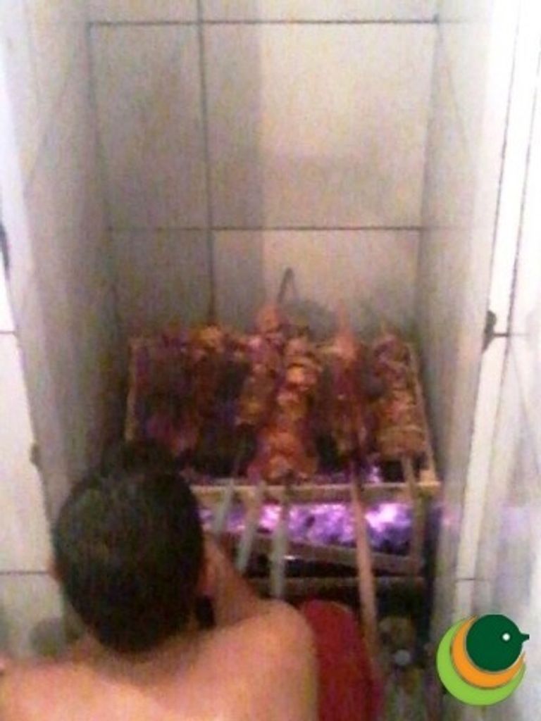 Detentos realizam festa com churrascada na cela e enviam fotos para rádio