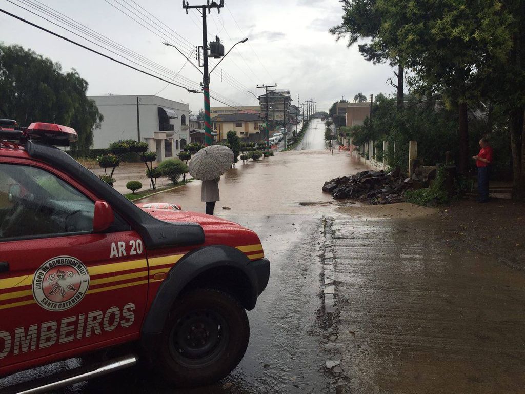 Fortes chuvas causam alagamentos e enxurradas em dois municípios do Oeste