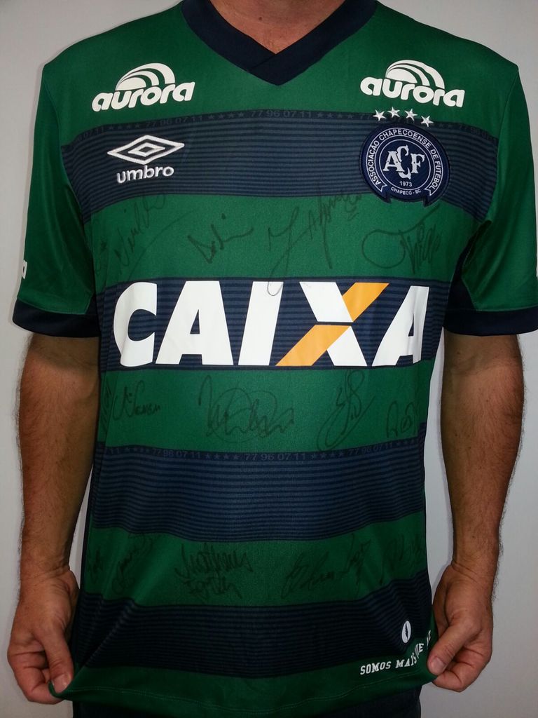 Chapecoense doa camiseta autografada para bingo do Hospital São Roque de Luzerna