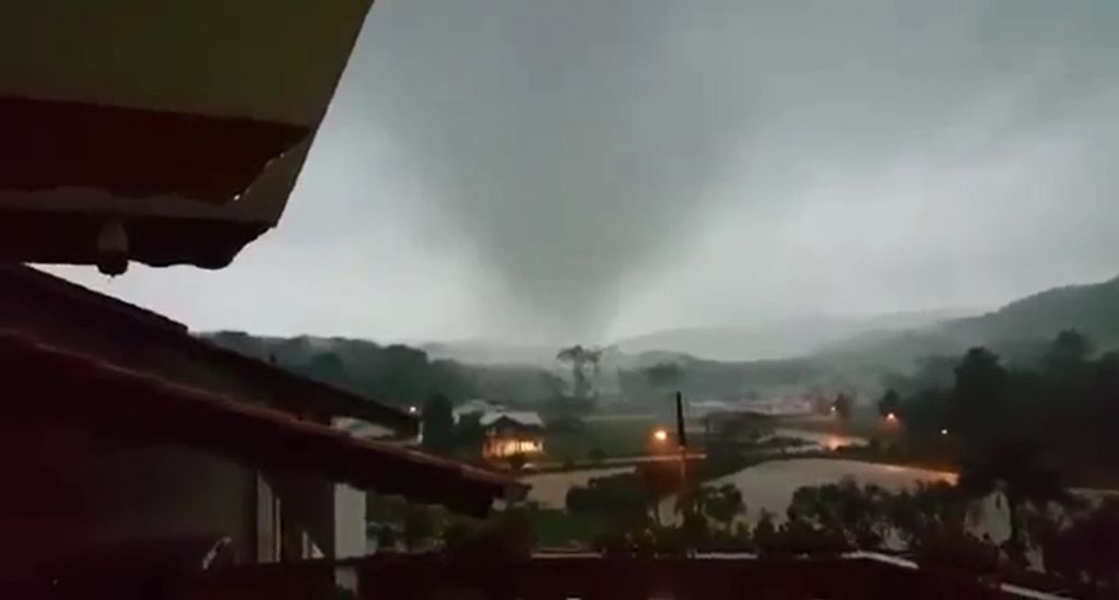 Assista – Vendaval causa estragos em Treze Tílias