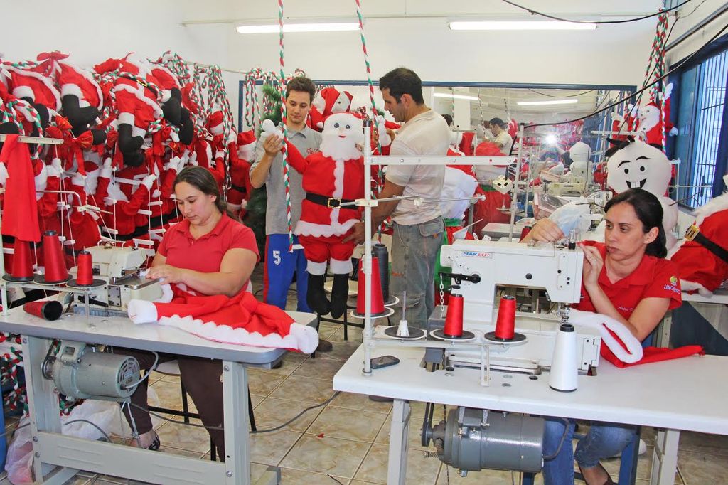 Prefeitura trabalha na ornamentação Natalina em Piratuba