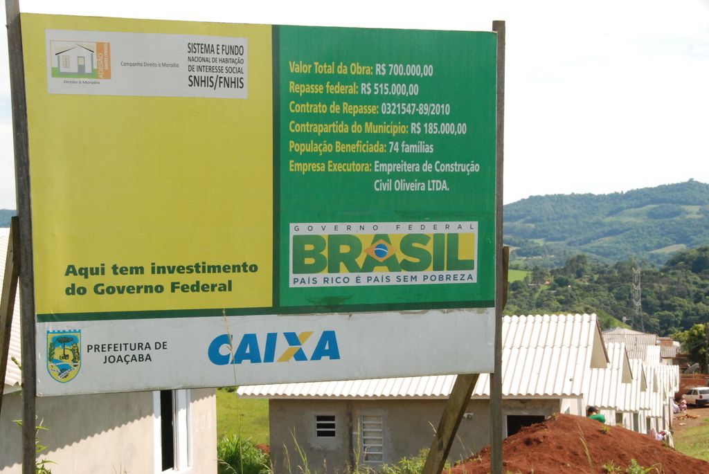 Famílias invadem casas de conjunto habitacional que ainda não está pronto em Joaçaba