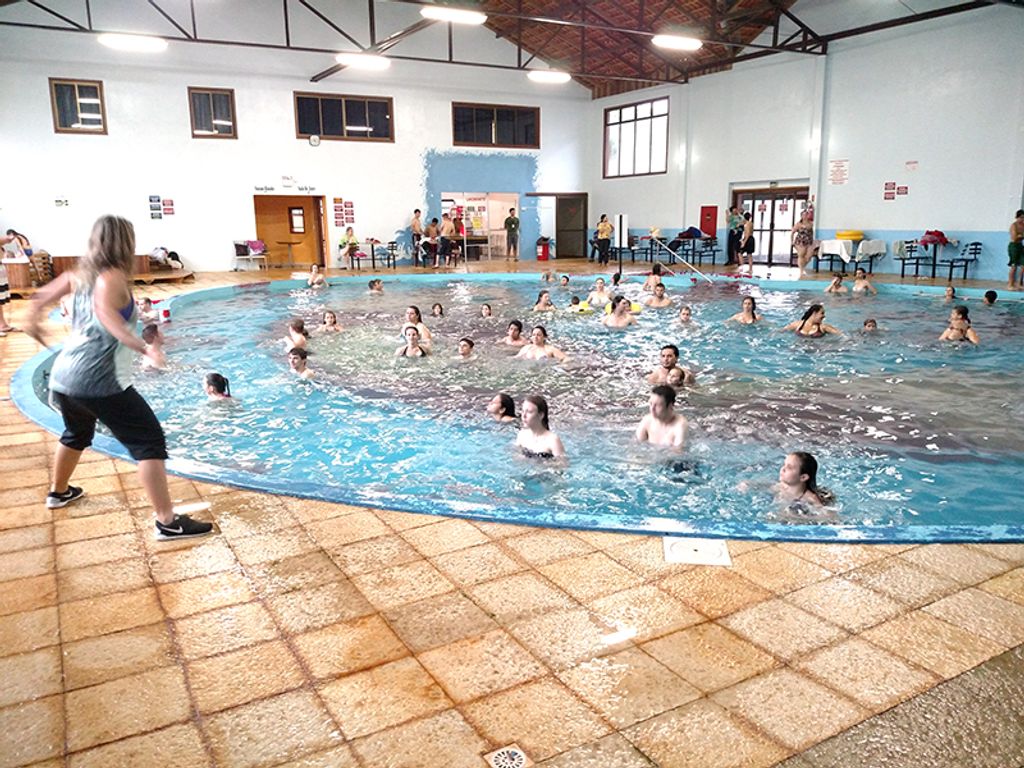 Acqua Zumba é diversão garantida neste domingo no Águas Tirolesas