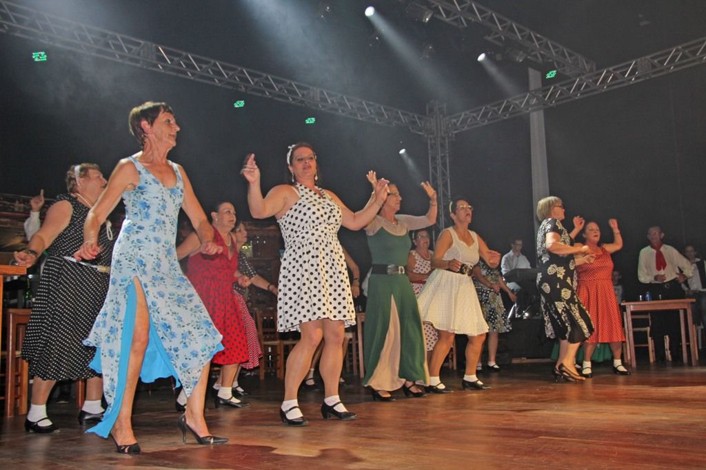 Festival da Terceira Idade inicia com espetáculo de artistas locais em Piratuba