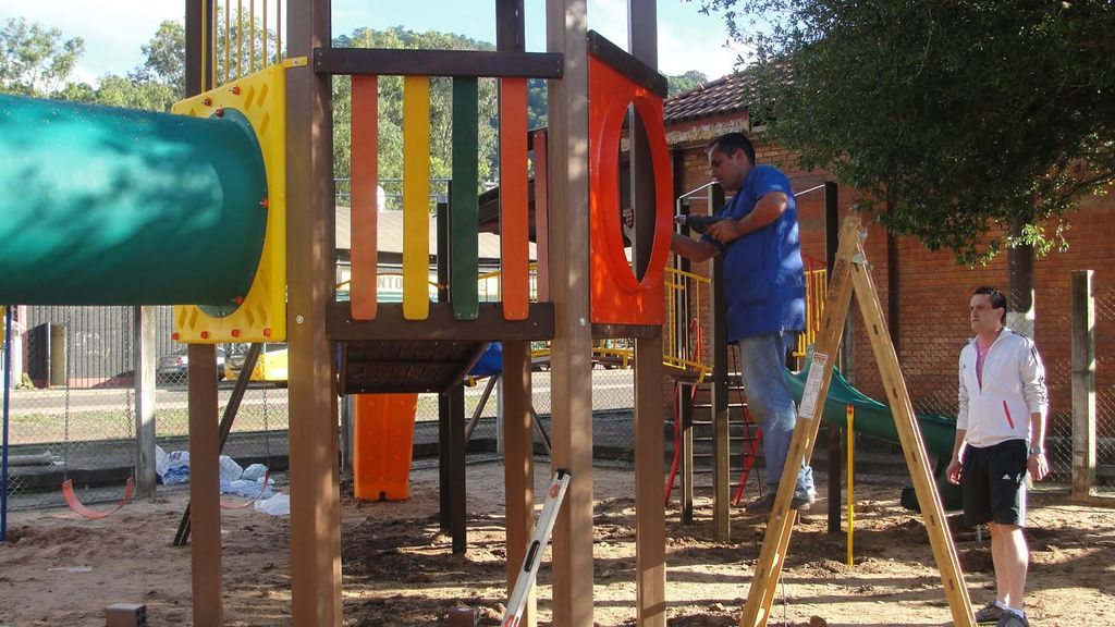 Prefeito em exercício Leo Mascarello  atende reclamação da comunidade e promove reforma de pracinha