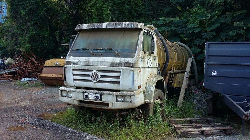 Vereador Patrick cobra motivo de caminhão estar abandonado no parque de máquinas da prefeitura