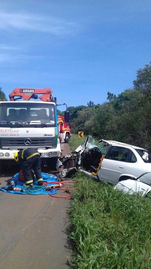 Acidente entre carro e caminhão deixa duas pessoas feridas na BR-282