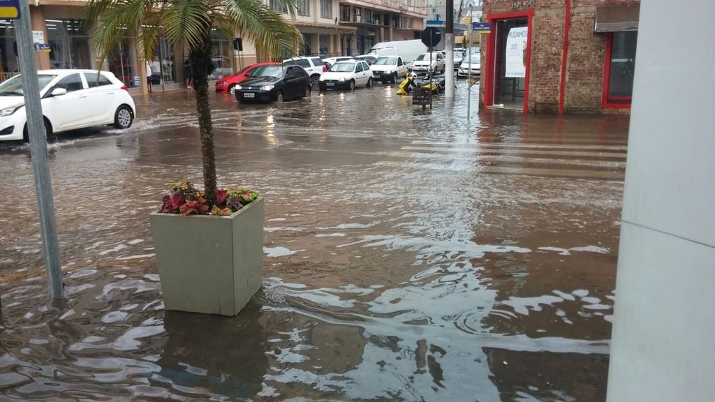 Chuvarada causa alagamento no Centro de Joaçaba