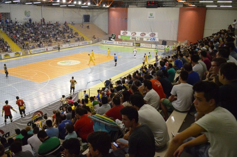 Torcida apoia o Joaçaba em grande número, mas time perde a primeira das quartas de final