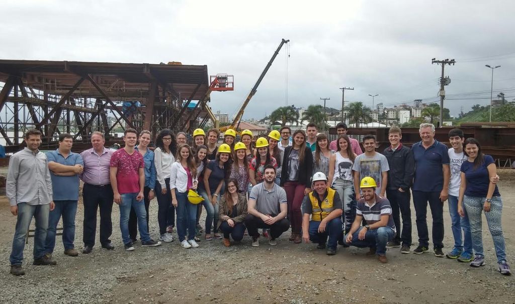 Estudantes de Engenharia Civil da Unoesc visitam obras de recuperação da ponte Hercílio Luz