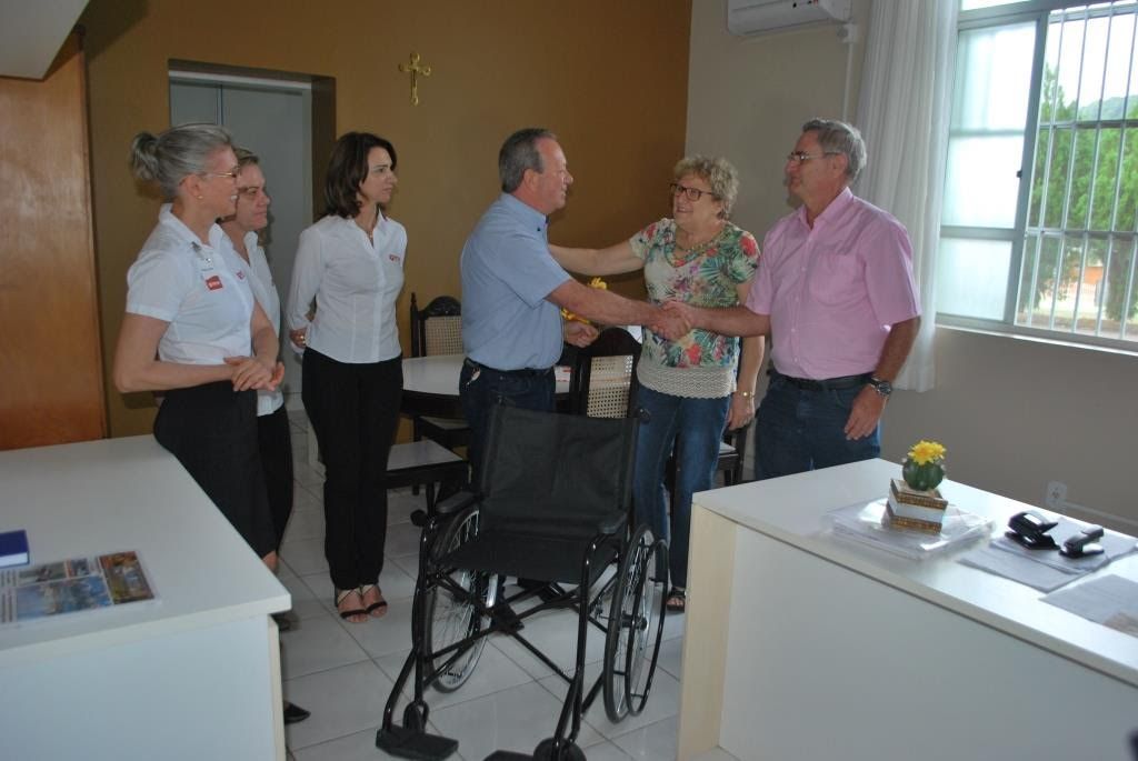 Campanha coordenada por empresas de Luzerna é  revertida em cadeira de rodas para o Hospital São Roque