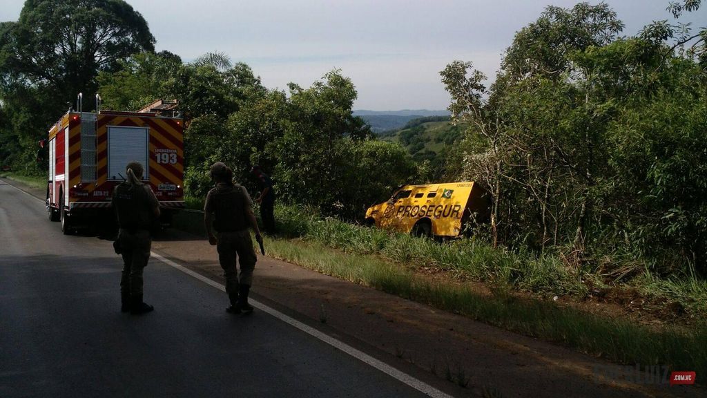 Saída de pista envolve carro forte e veículo de passeio na BR 282
